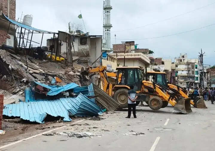 वाराणसी : रेस्टोरेंट के अवैध निर्माण को वीडीए ने ढहाया
