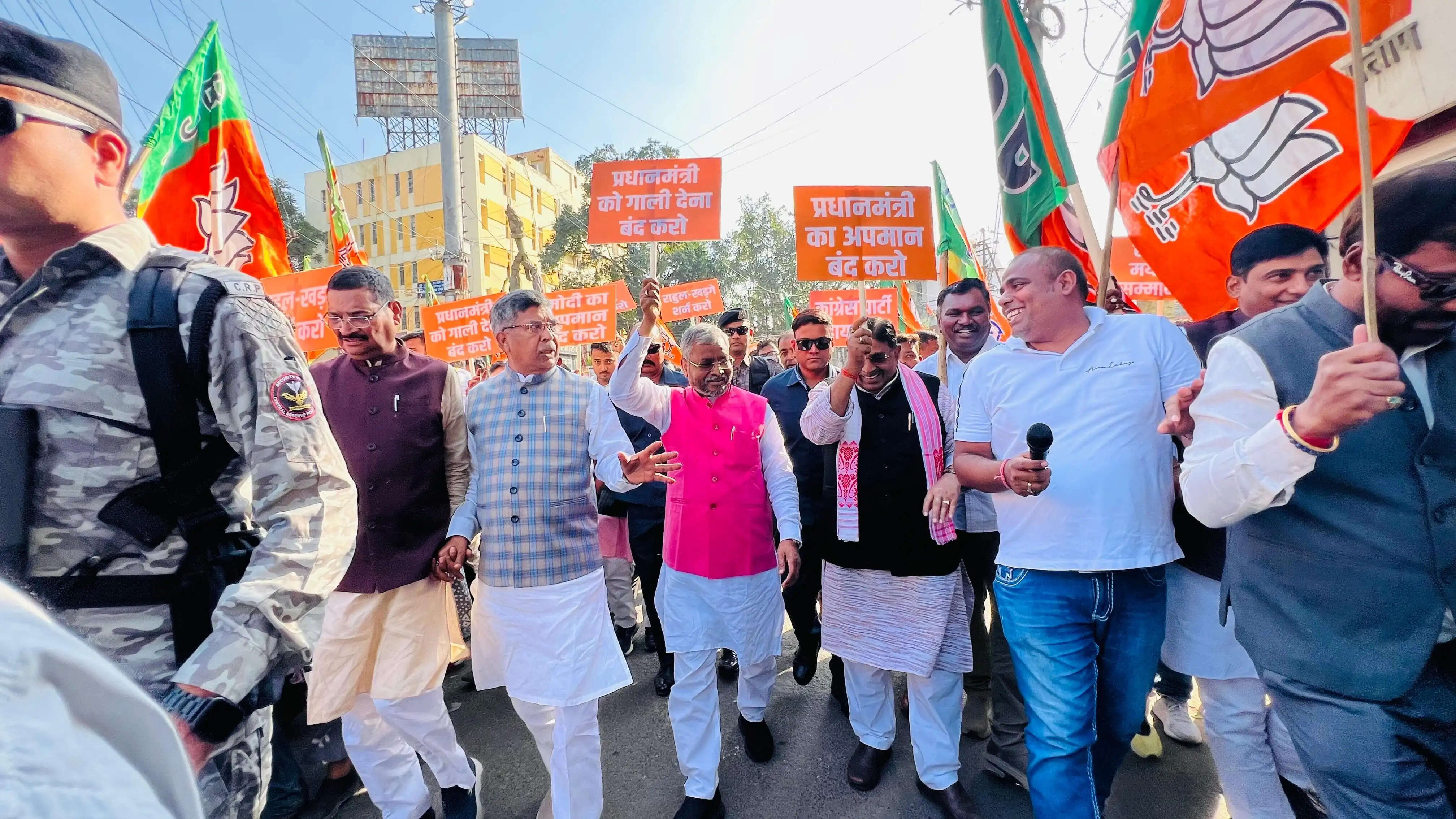 प्रधानमंत्री मोदी के दिवंगत पिता पर खरगे की टिप्पणी के विरोध में भाजपा ने किया कांग्रेस प्रदेश कार्यालय का घेराव