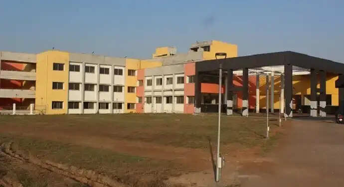 रायगढ़ के एकमात्र सरकारी इंजीनियरिंग कॉलेज में कर्मचारियों और प्राध्यापकों को 48 महीनों से वेतन नहीं