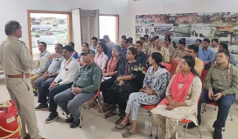 मप्रः पुलिस मुख्यालय में सुरक्षाकर्मियों को दिया फायर सेफ्टी का प्रशिक्षण