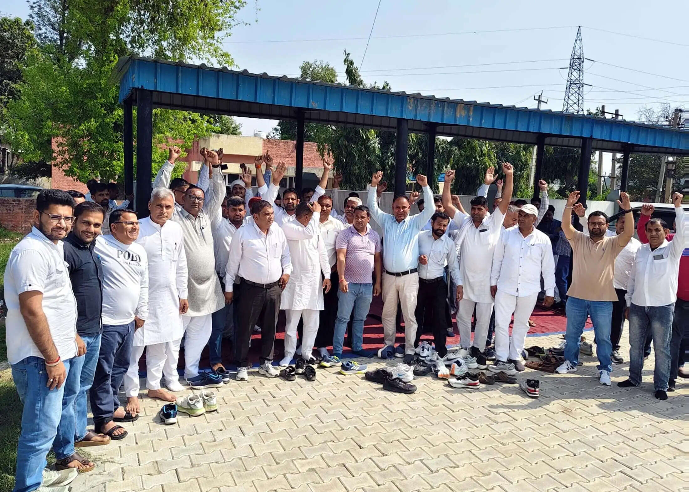 जींद : बिजली निगम कर्मियों ने एसई कार्यालय पर दिया धरना