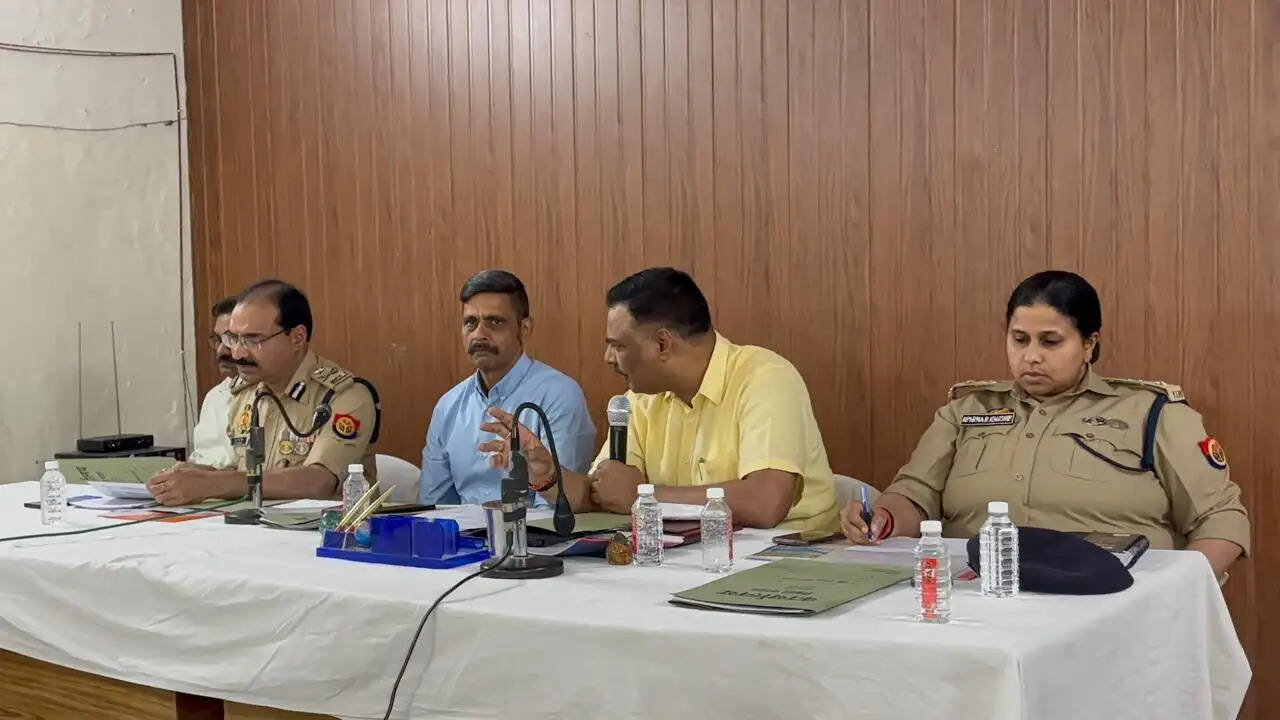 नवरात्र मेले में जिम्मेदारी का एहसास कर निभाएं ड्यूटी : मंडलायुक्त