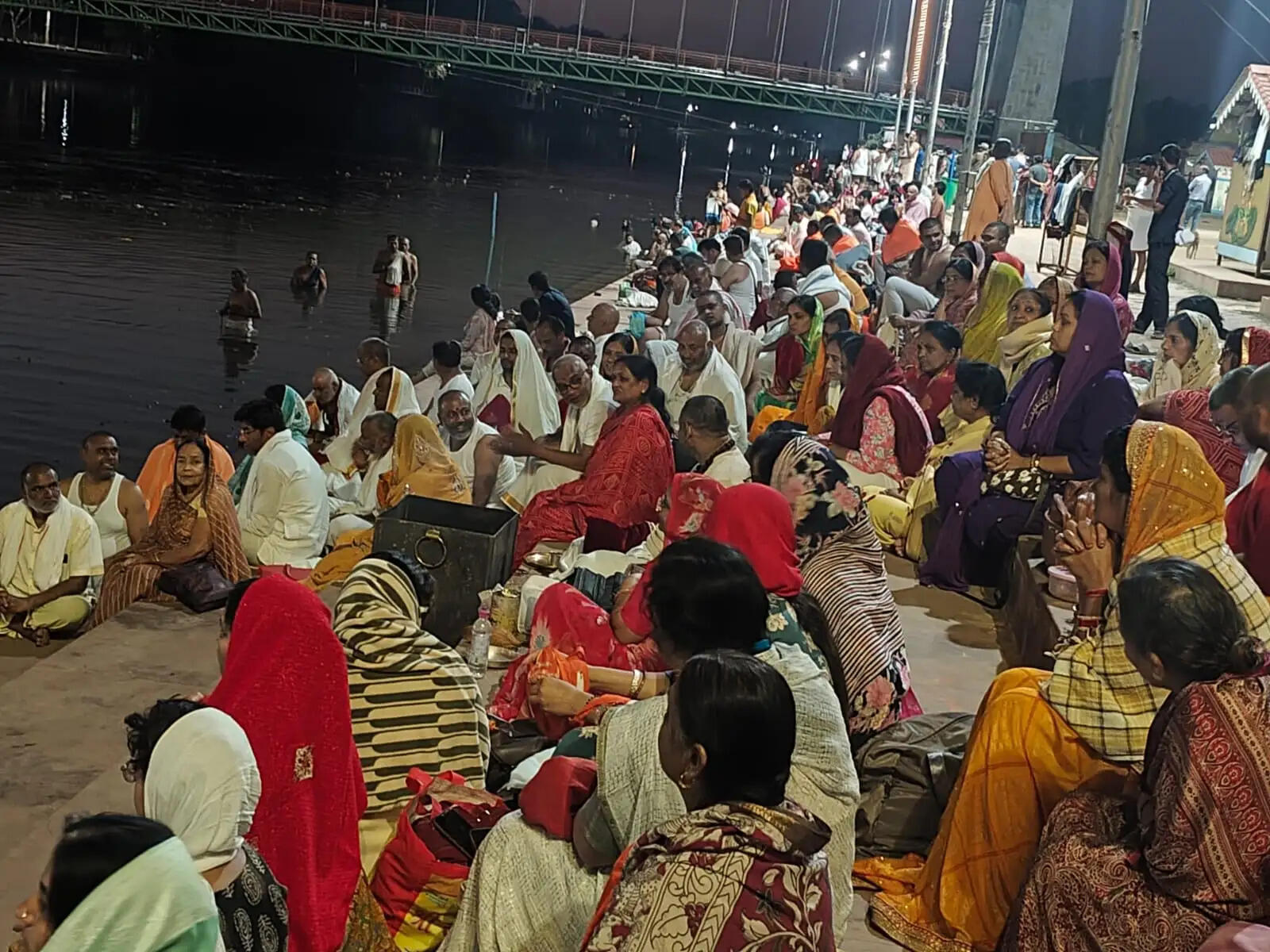 अनूपपुर: सुबह आरती के बाद बंद हुए मंदिरों के पट, शाम को खुलते ही उमडी श्रद्धालुओं की भीड