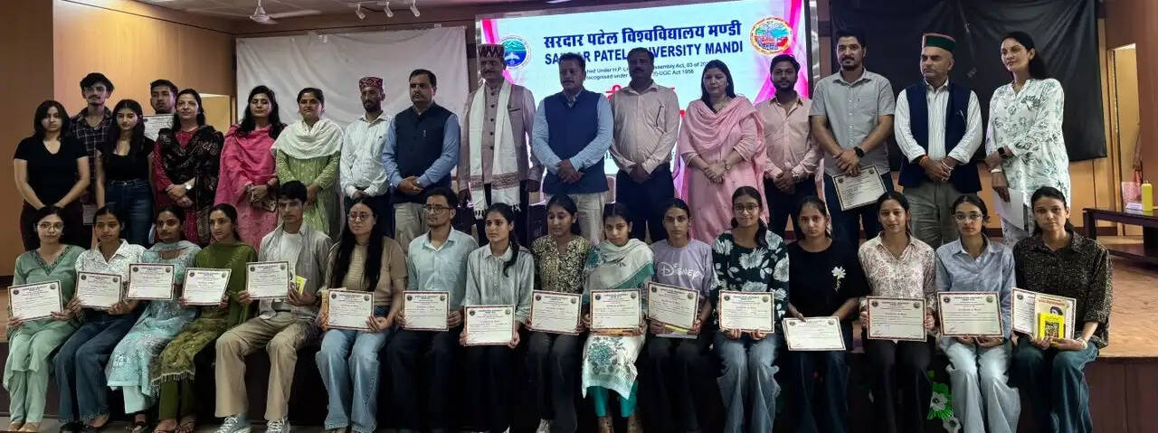 सरदार पटेल विश्वविद्यालय मंडी में दीक्षारम्भ कार्यक्रम संपन्न,नवप्रवेशी विद्यार्थियों को किया सम्मानित