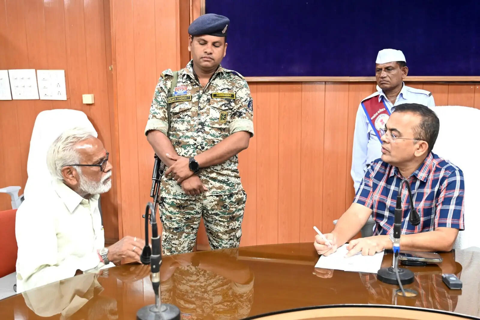 साप्ताहिक जनदर्शन में कलेक्टर जन्मेजय महोबे ने नागरिकों की सुनी मांग एवं समस्याएं