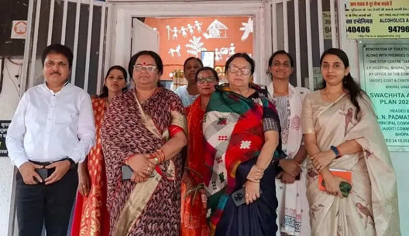 संकटग्रस्त महिलाओं के साथ संवेदनशीलता सर्वोच्च प्राथमिकता : रेखा यादव