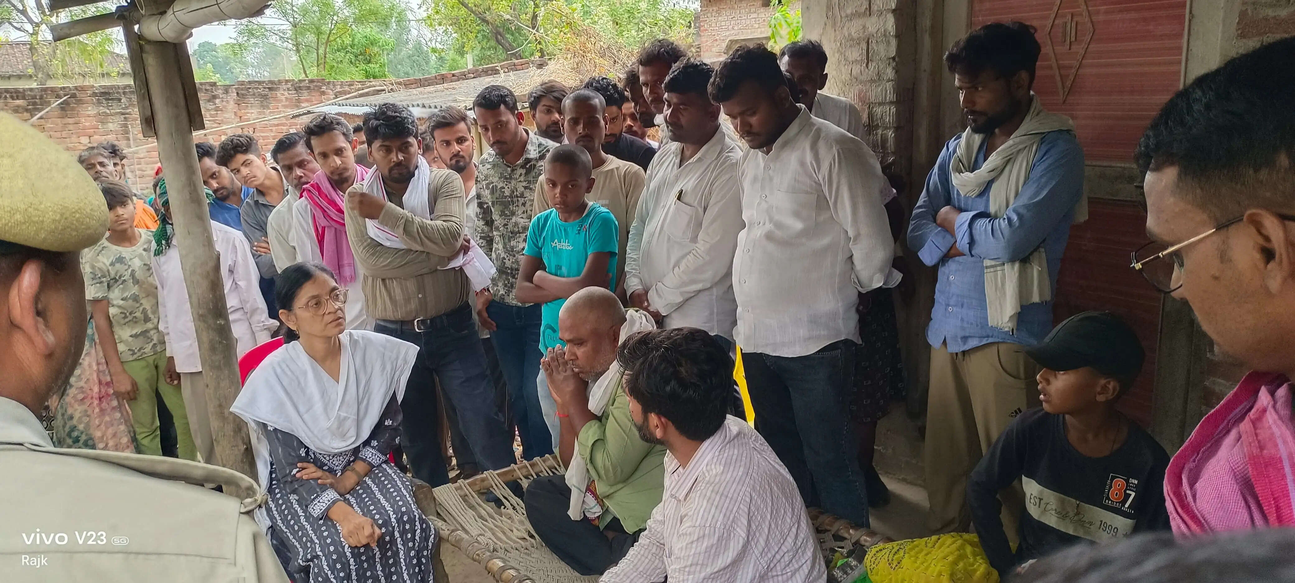 पति के हत्याराें की गिरफ्तारी की मांग पर अड़ी पत्नी, परिजनाें ने नहीं किया अंतिम संस्कार