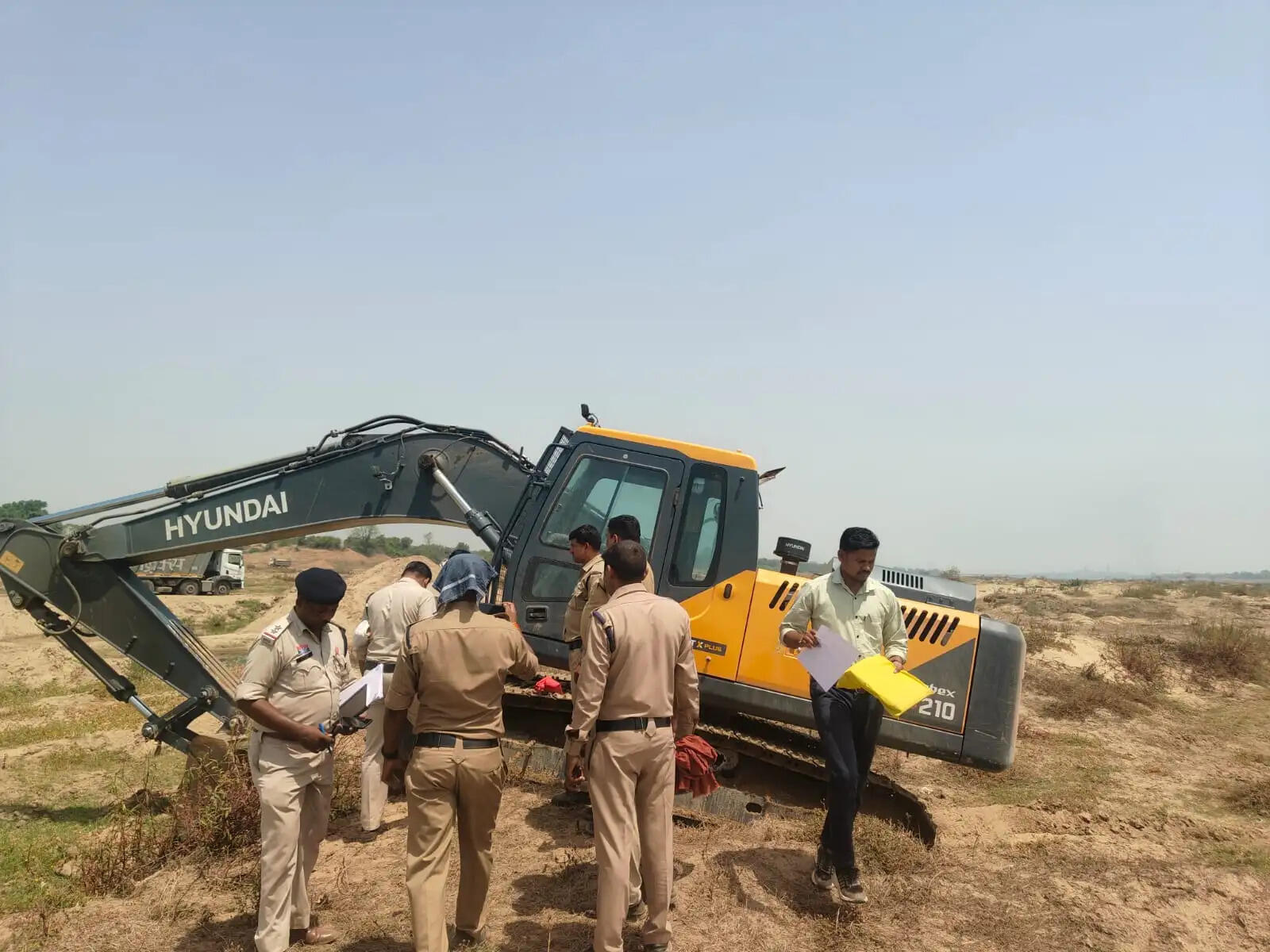 जांजगीर-चांपा में अवैध रेत उत्खनन पर बड़ी कार्रवाई, पुलिस की रेड में चैन माउंटेन मशीन सीलबंद
