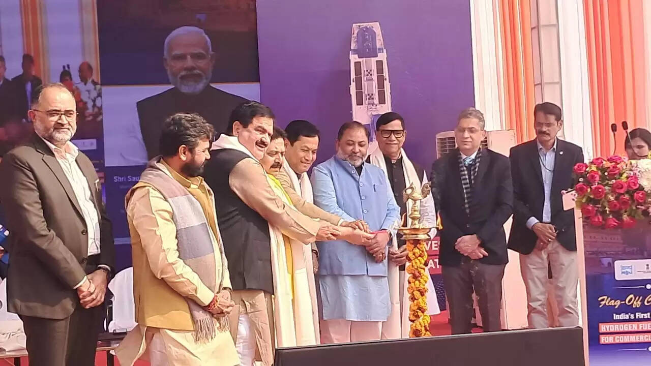 वाराणसी में देश के पहले हाइड्रोजन चालित जलयान को केन्द्रीय मंत्री सोनोवाल ने दिखाई हरी झंडी