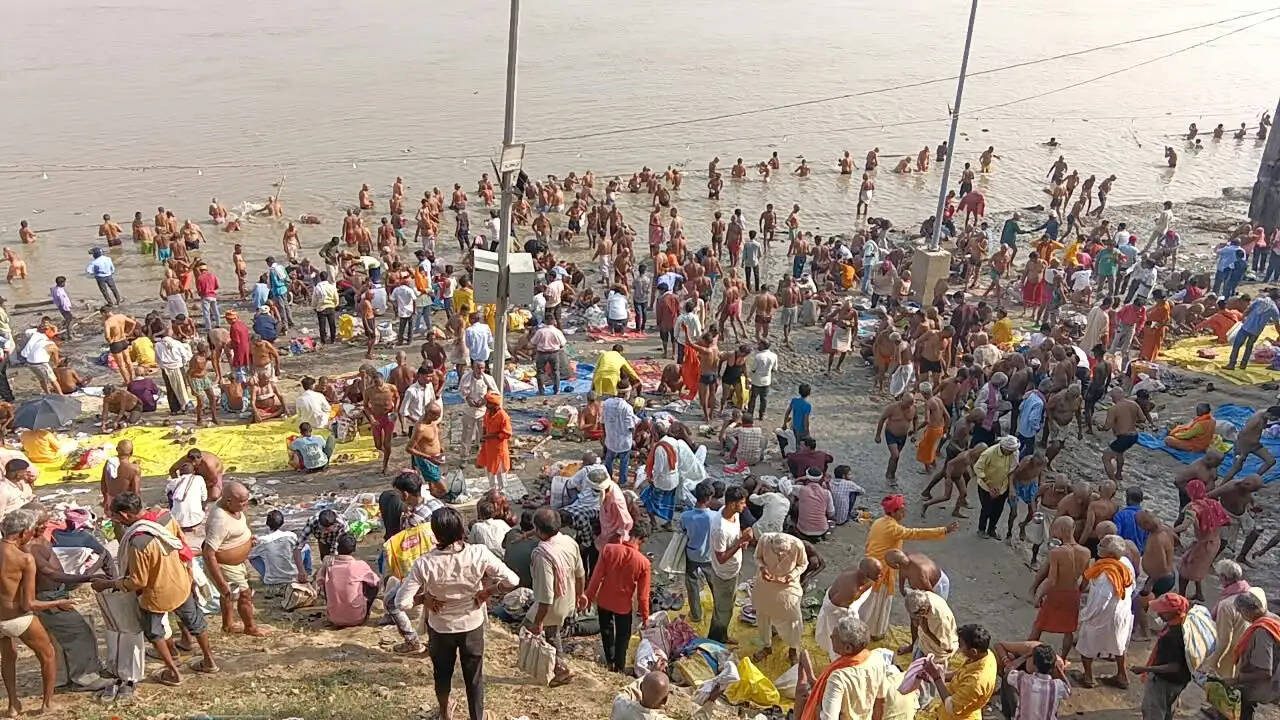 पितृपक्ष अमावस्या पर रामगया घाट पर उमड़ा श्रद्धालुओं का सैलाब