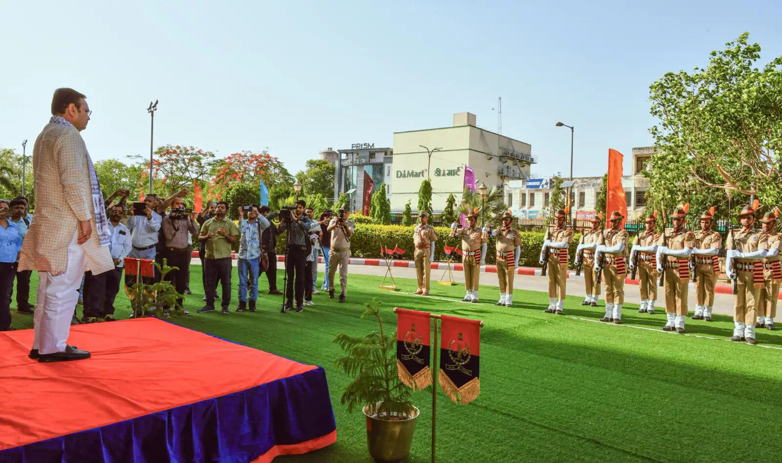 मुख्यमंत्री भजनलाल शर्मा ने पुलिस मुख्यालय से 42 महिला पीसीआर वैन को दिखाई हरी झण्डी