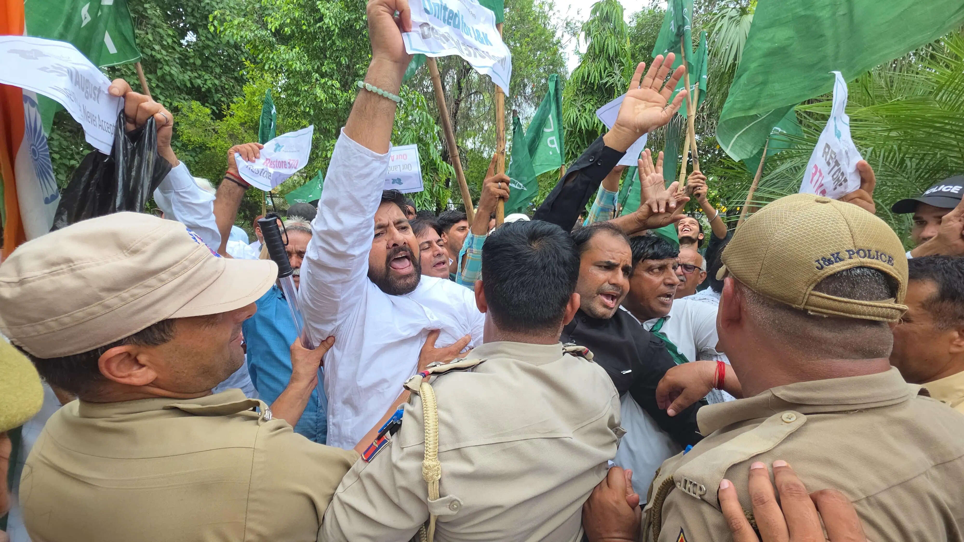 कठुआ में पीडीपी का काला दिवस प्रदर्शन, 370 बहाली व राज्य दर्जा की उठी मांग, पुलिस से झड़प