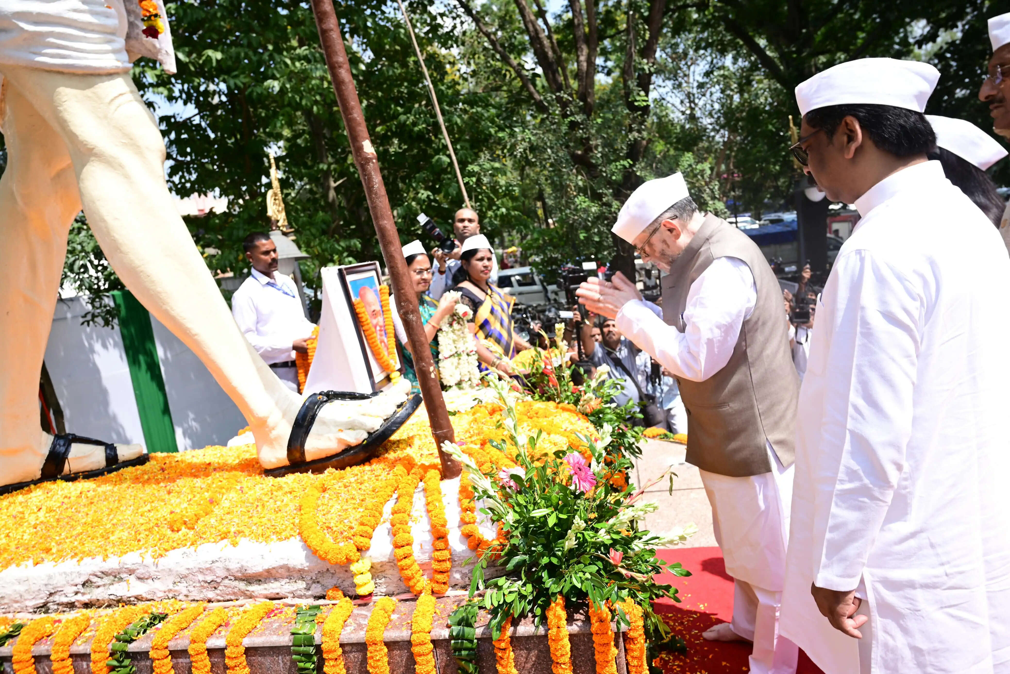 गांधी जयंती पर राज्यपाल और मुख्यमंत्री ने बापू वाटिका पहुंचकर दी श्रद्धांजलि