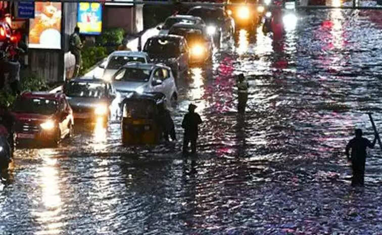 राजधानी हैदराबाद में तेज बारिश, जन-जीवन अस्त-व्यस्त