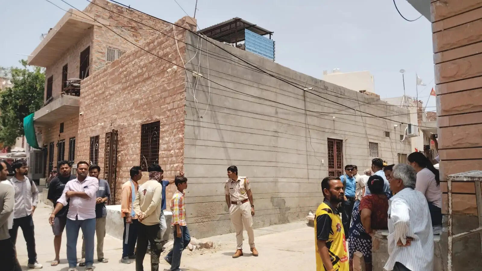 हमले के फरार आरोपित के घर को तोडऩे पहुंची पुलिस व निगम की टीम