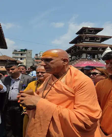 स्वामी अवधेशानन्द गिरी ने नेपाल में किए जीवित देवी कुमारी के दर्शन-पूजन