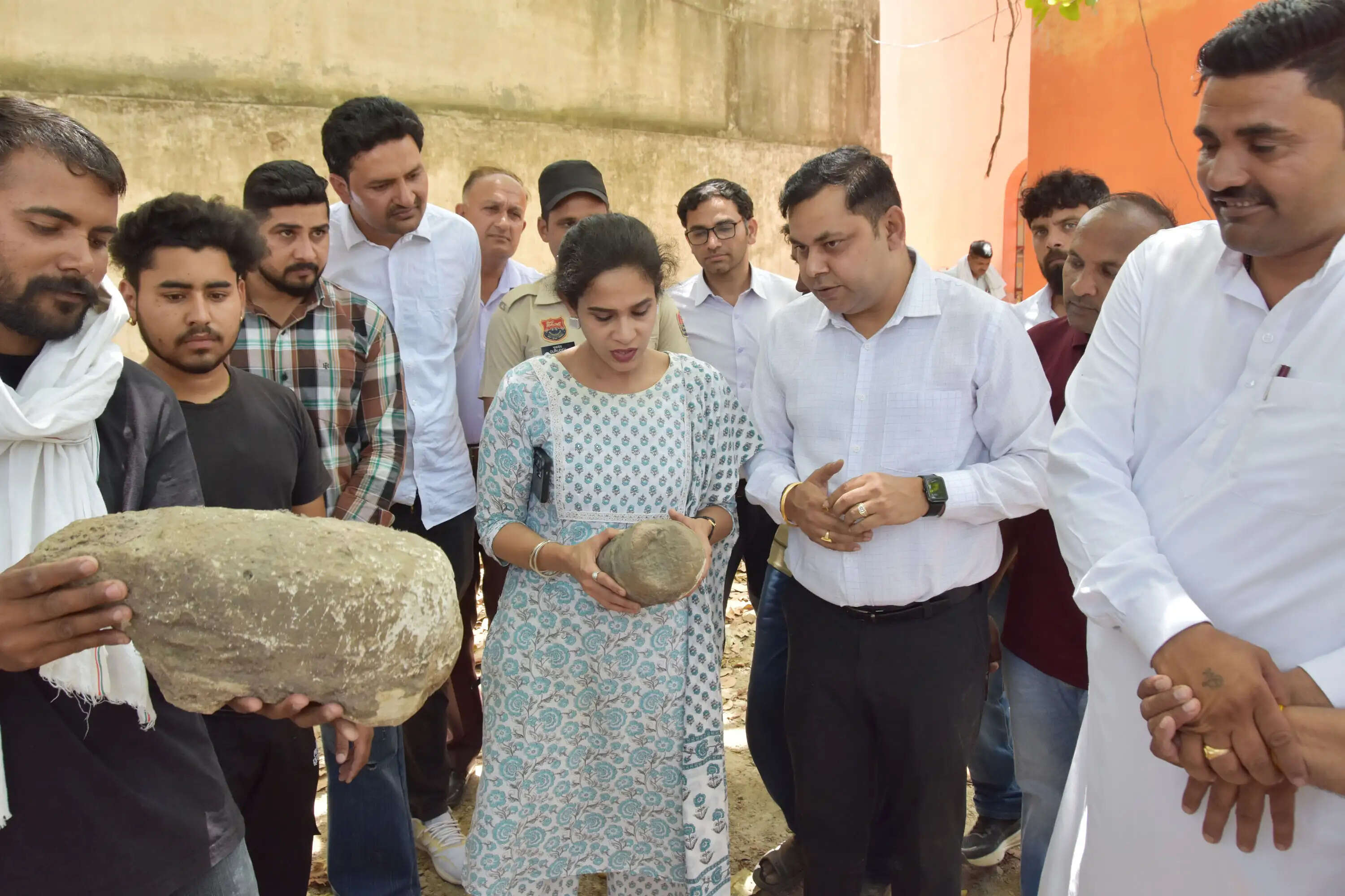 कैथल: गांव फरल में दबी इतिहास की परतें टटोलने पहुंचीं डीसी