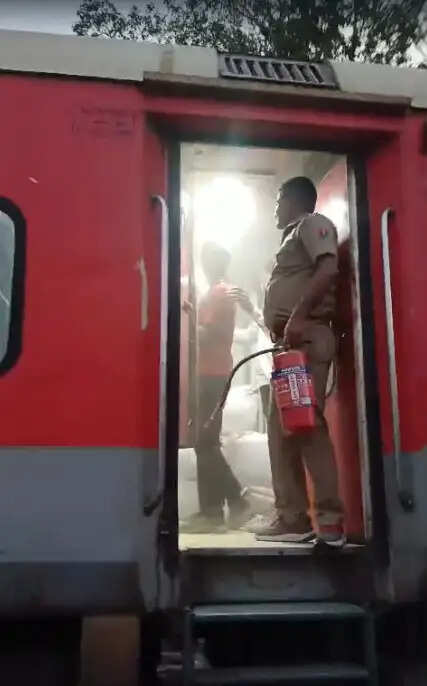 सूर्यनगरी एक्सप्रेस के एसी पैनल में धुआं उठने से मचा हडक़ंप