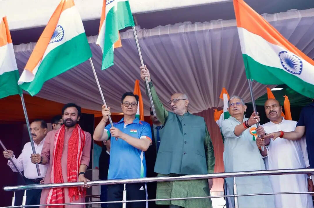 उपराष्ट्रपति ने सांसदों के साथ विशेष बाइक रैली को दिखाई झंडी