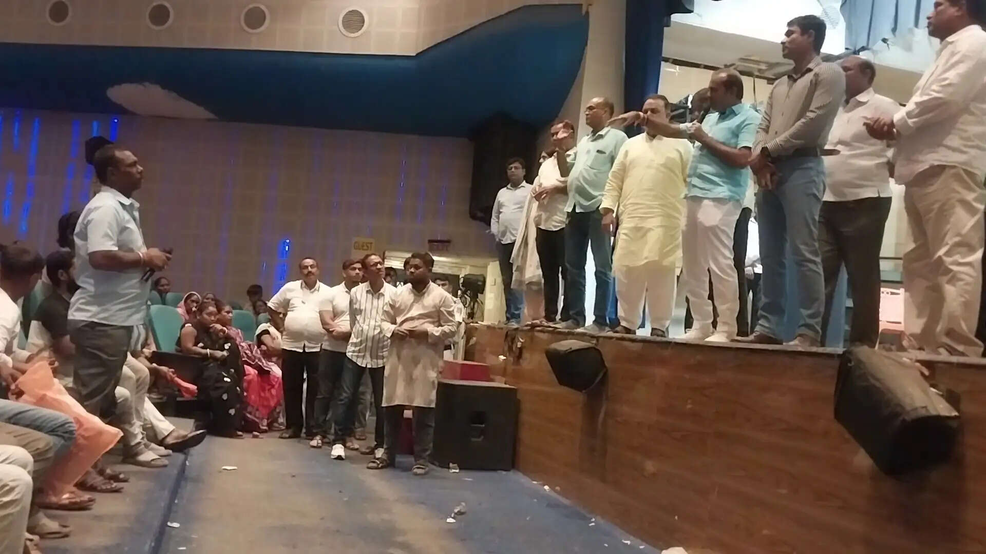रिषड़ा नगरपालिका के अस्थायी सफाई कर्मचारी हड़ताल समाप्त कर काम पर लौटने को राजी