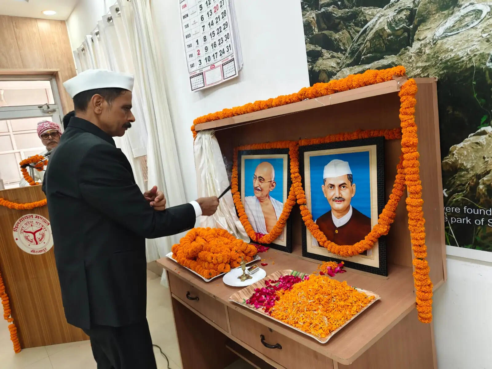 मीरजापुरः गांधी-शास्त्री की जयंती पर जिलेभर में हुए विभिन्न कार्यक्रम