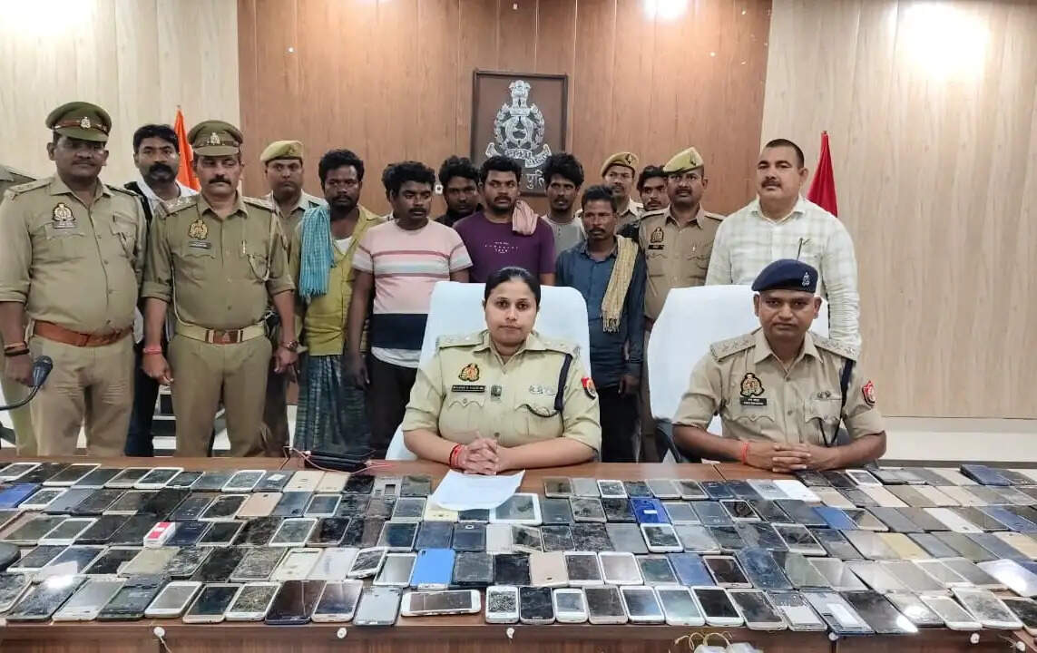 ट्रक में छिपे 11 हजार मोबाइल, साइबर फ्रॉड का बड़ा खेल बेनकाब, 8 गिरफ्तार