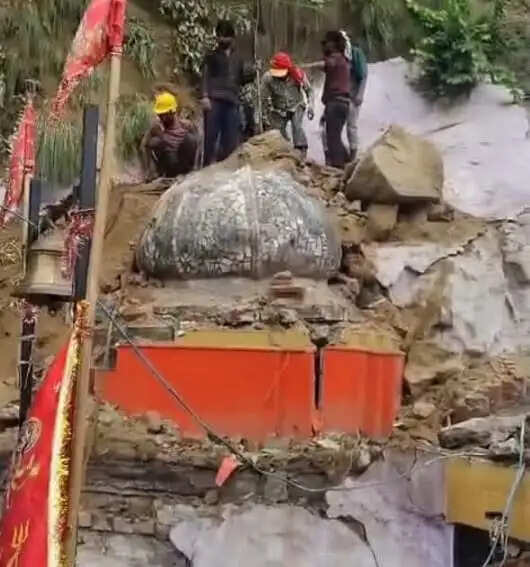 हरिद्वार में रेलवे टनल के पास पहाड़ी से गिरे बोल्डर, प्राचीन काली मंदिर को नुकसान