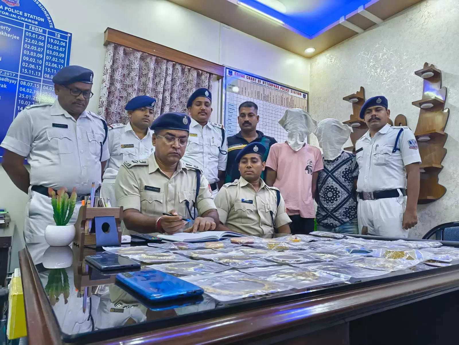 उत्तरपाड़ा थाने की पुलिस ने दो चोरों को किया गिरफ्तार, चोरी का सामान बरामद