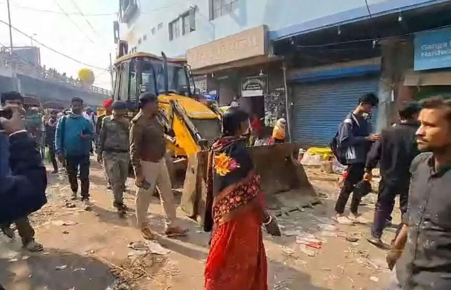 स्टेशन चौक पर चला अतिक्रमण हटाओ अभियान