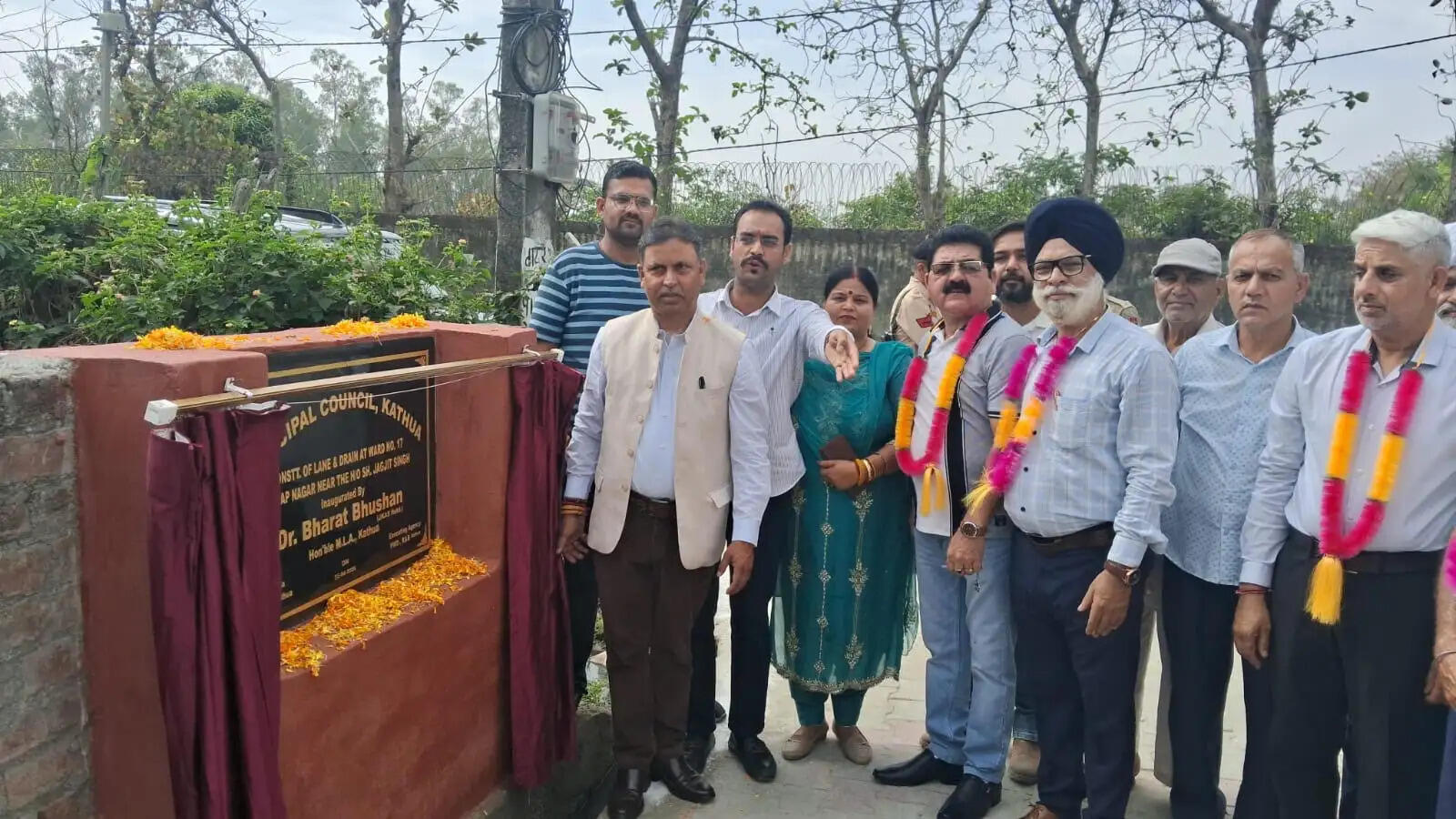 विधायक डॉ. भारत भूषण ने वार्ड-17 में लेन व नाली निर्माण कार्य जनता को समर्पित किया