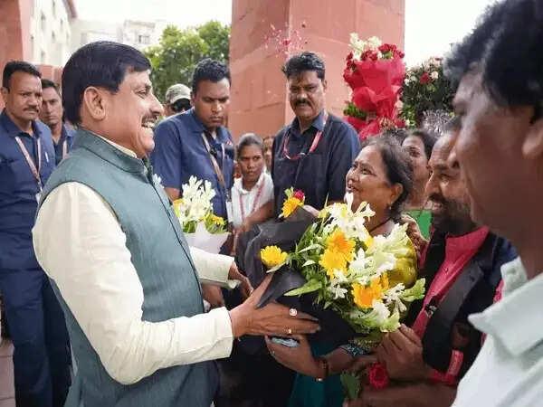 दस साल बाद पदोन्नति प्रक्रिया शुरू होने पर मंत्रालय में मुख्यमंत्री&nbsp;डॉ.&nbsp;यादव का स्वागत, कर्मचारियों ने जताया आभार