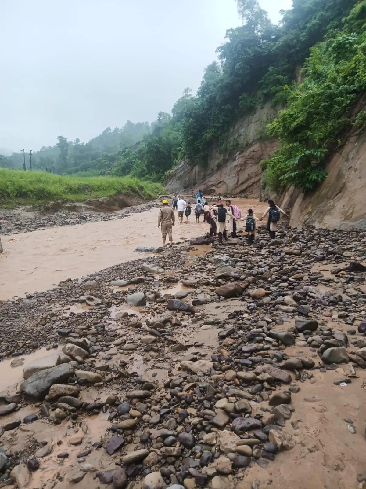 मातर में बाढ़ के बीच फंसे 64 लोगों का सफल रेस्क्यू, 52 बच्चे और 12 स्टाफ सदस्य सुरक्षित निकाले