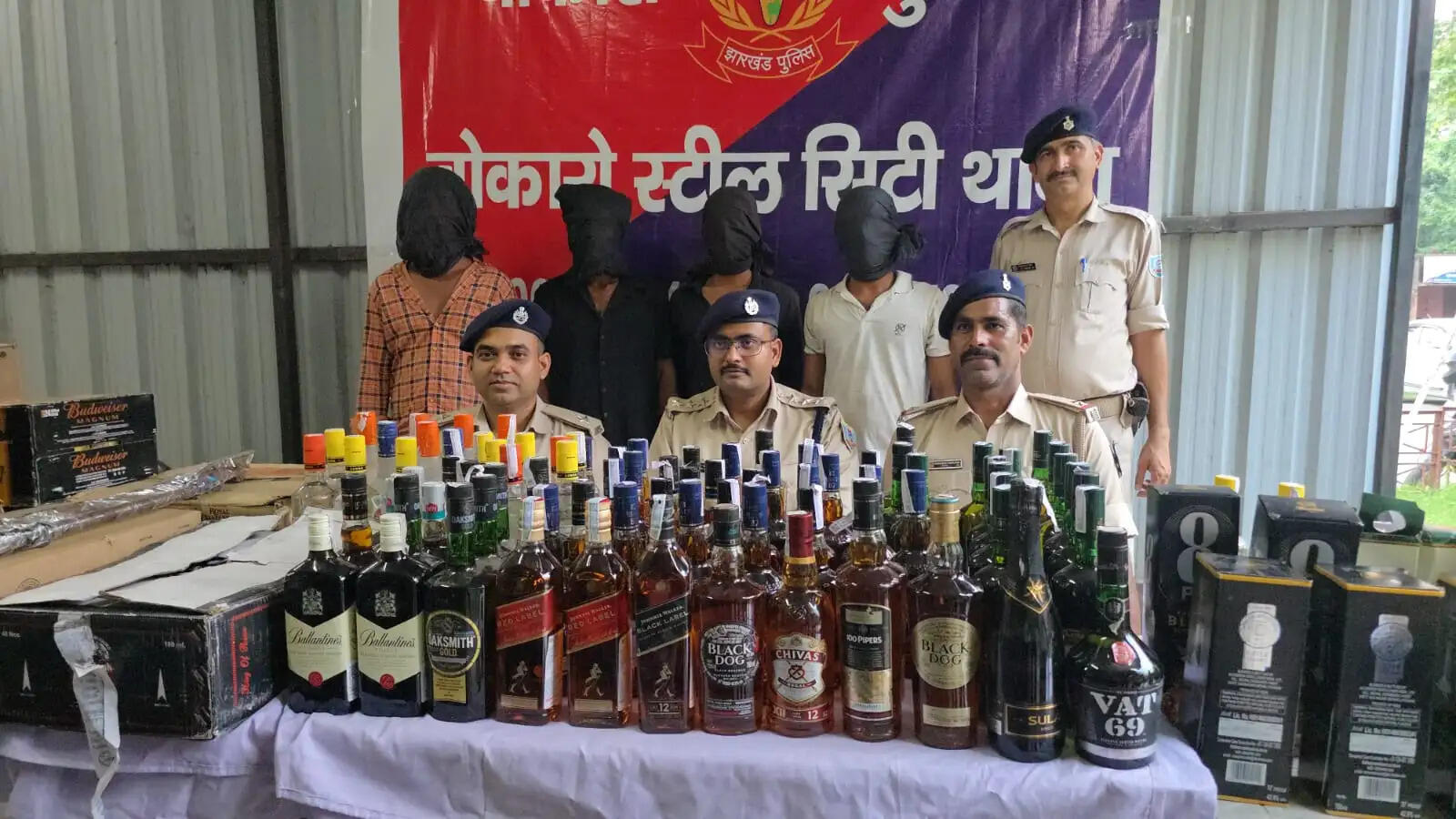 चोरों ने सेंधमारी कर उड़ाई 3.5 लाख की विदेशी शराब, पुलिस ने ०6 घंटे में दबोचे आरोपित