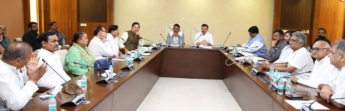 मप्रः मंत्रीमंडल समूह ने बस ट्रांसपोर्ट एसोसिएशन की समस्याओं पर की चर्चा, समाधान का दिया आश्वासन