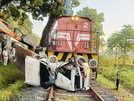 अनूपपुर: बिना फाटक की रेलवे क्रॉसिंग पर ट्रेन से टकराई पिकअप, एक का सिर धड़ से अलग, 6 घायल