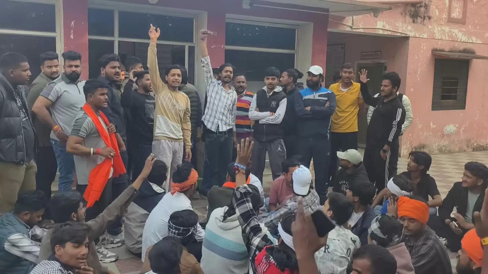 बजरंग दल कार्यकर्ताओं पर हमले के विरोध में सैकड़ों कार्यकर्ताओं ने पुलिस थाने का किया घेराव