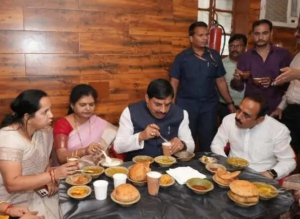 मध्य प्रदेश के मुख्यमंत्री और उनके परिजन बनारसी कचौड़ी-जलेबी के हुए कायल
