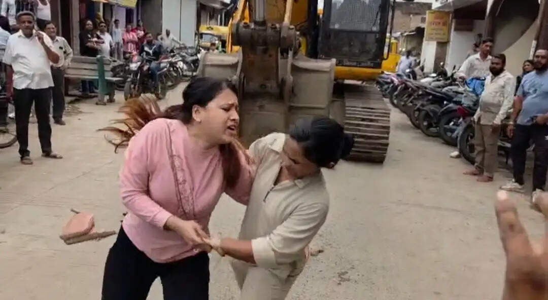 उज्जैन में थप्पड़ काण्ड :&nbsp;तीन घण्टे की जद्दोजहद के बाद कमरे सहित पूरी होटल की सील