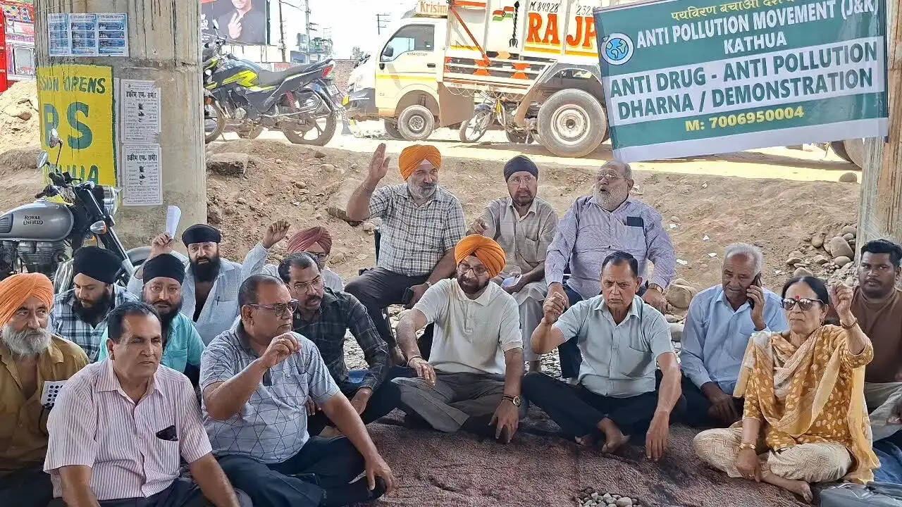 हटली मोड़ में प्रदूषण के खिलाफ फूटा गुस्सा, वरिष्ठ नागरिकों ने किया जोरदार प्रदर्शन