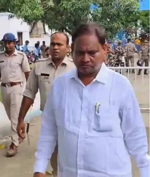 भड़काऊ बयान मामले में टीएमसी विधायक हुमायूं कबीर रेजिनगर थाने पहुंचे, शक्तिपुर पुलिस ने घर पर थमाया नया नोटिस