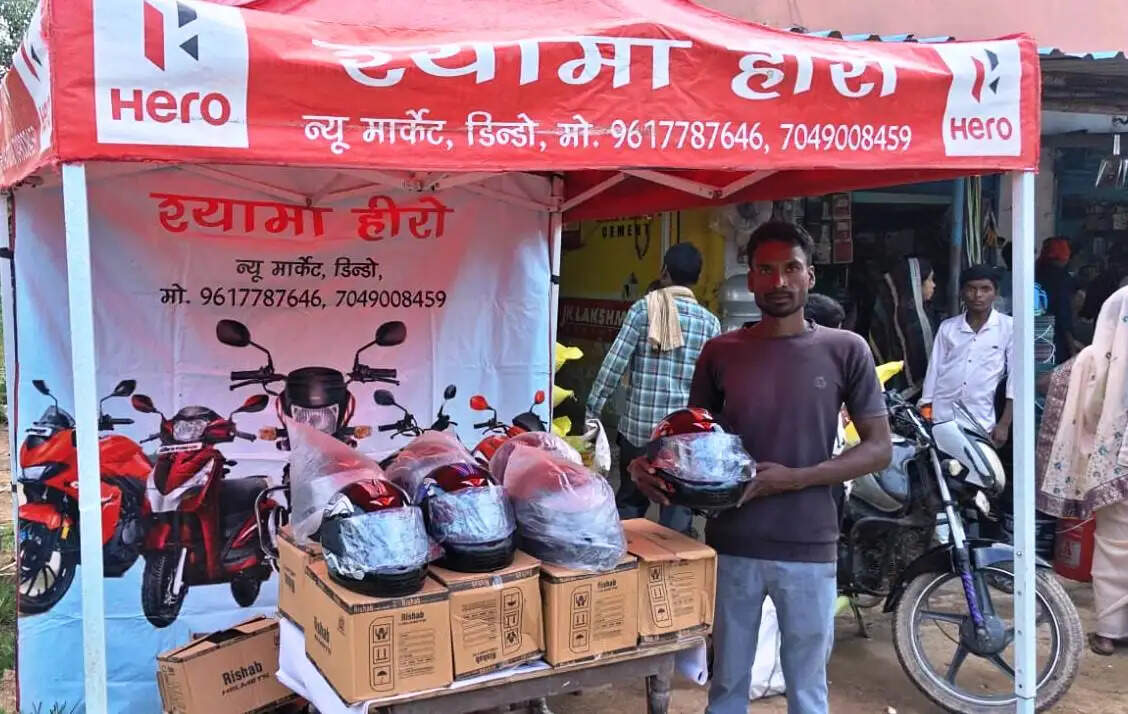 हाट-बाजारों में पहुंच रहे हेलमेट स्टॉल, डिंडो बाजार में ग्रामीणों ने खरीदे हेलमेट