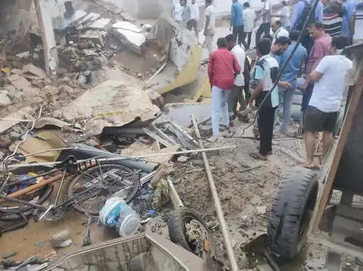 अनूपपुर: 4 मंजिला लॉज गिरी, कई लोग दबे, कई दुकानें भी टूटीं