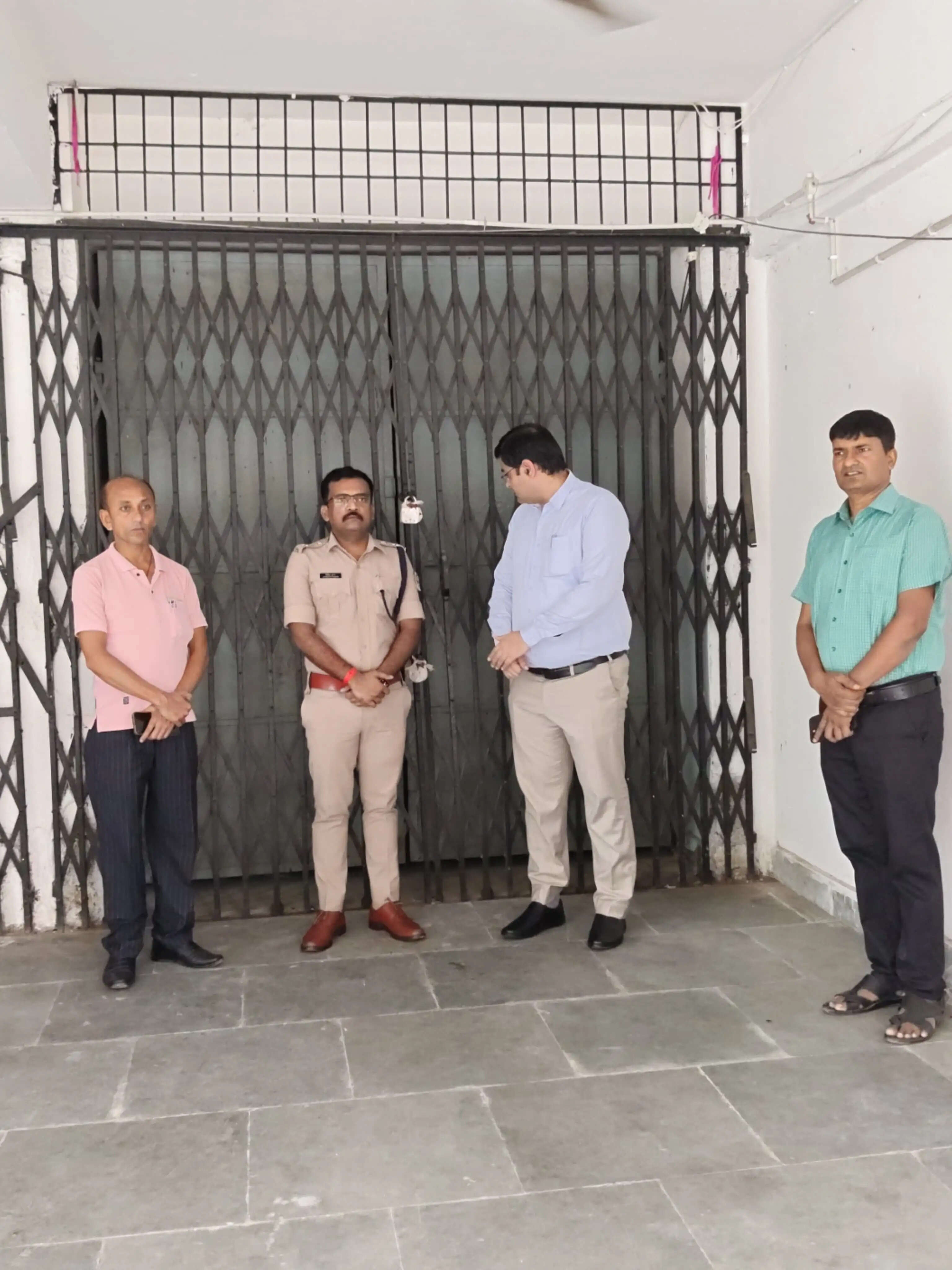 डीएम और एसपी ने की ईवीएम-वीवीपैट वेयरहाउस का बाह्य निरीक्षण