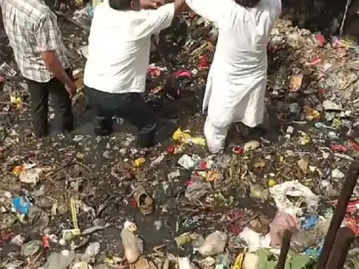 सीहोर:&nbsp;नालों की सफाई नहीं होने पर कांग्रेस का प्रदर्शन, परिषद कार्यालय के बाहर डाला कचरा