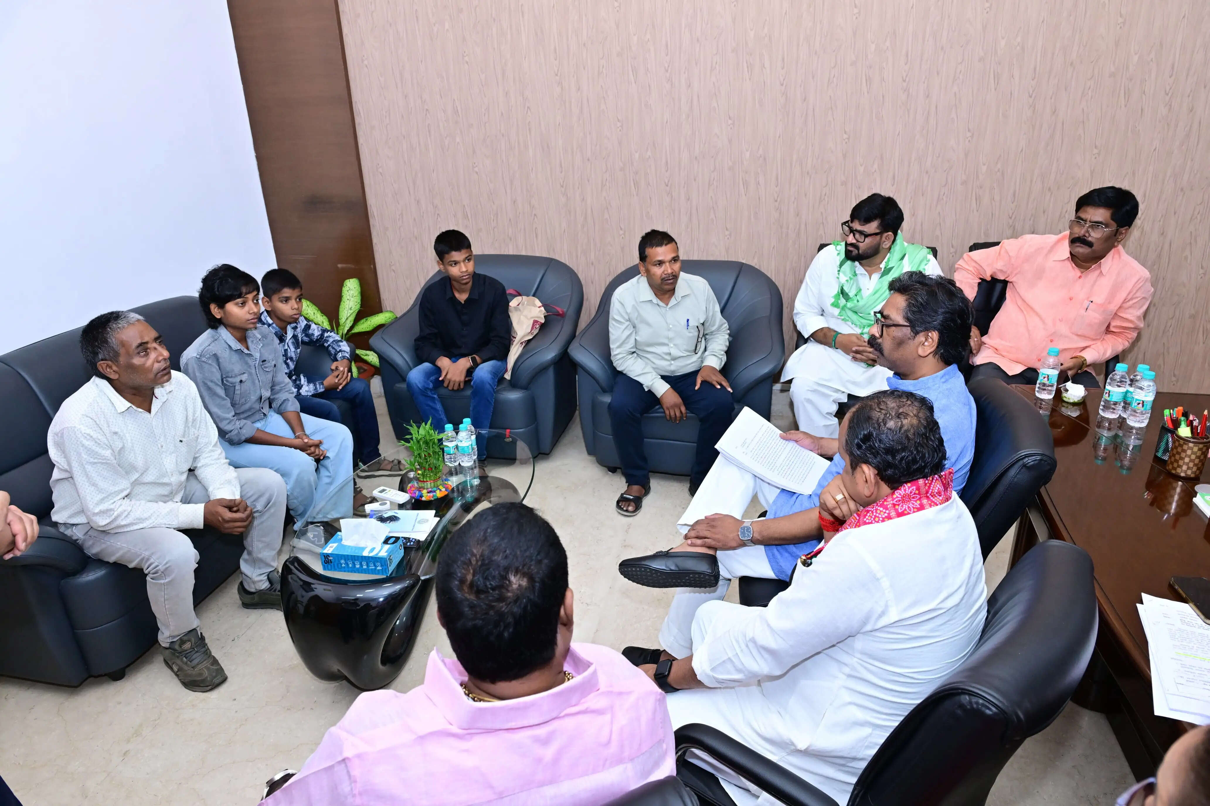 मुख्यमंत्री से एयर एम्बुलेंस क्रैश में मृत व्यक्तियों के आश्रितों ने की मुलाकात