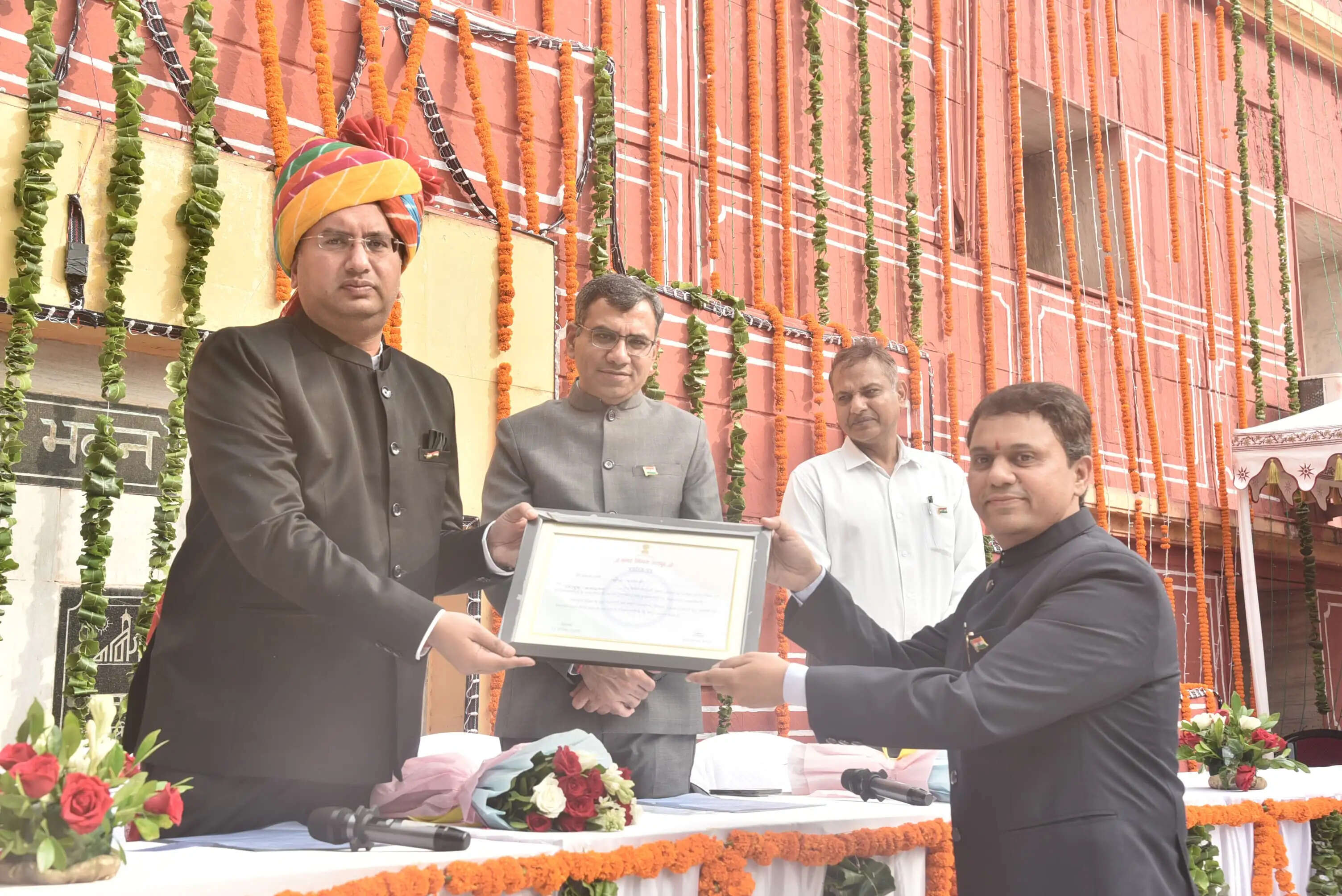 नगर निगम मुख्यालय में 50 से अधिक अधिकारी-कर्मचारी सम्मानित