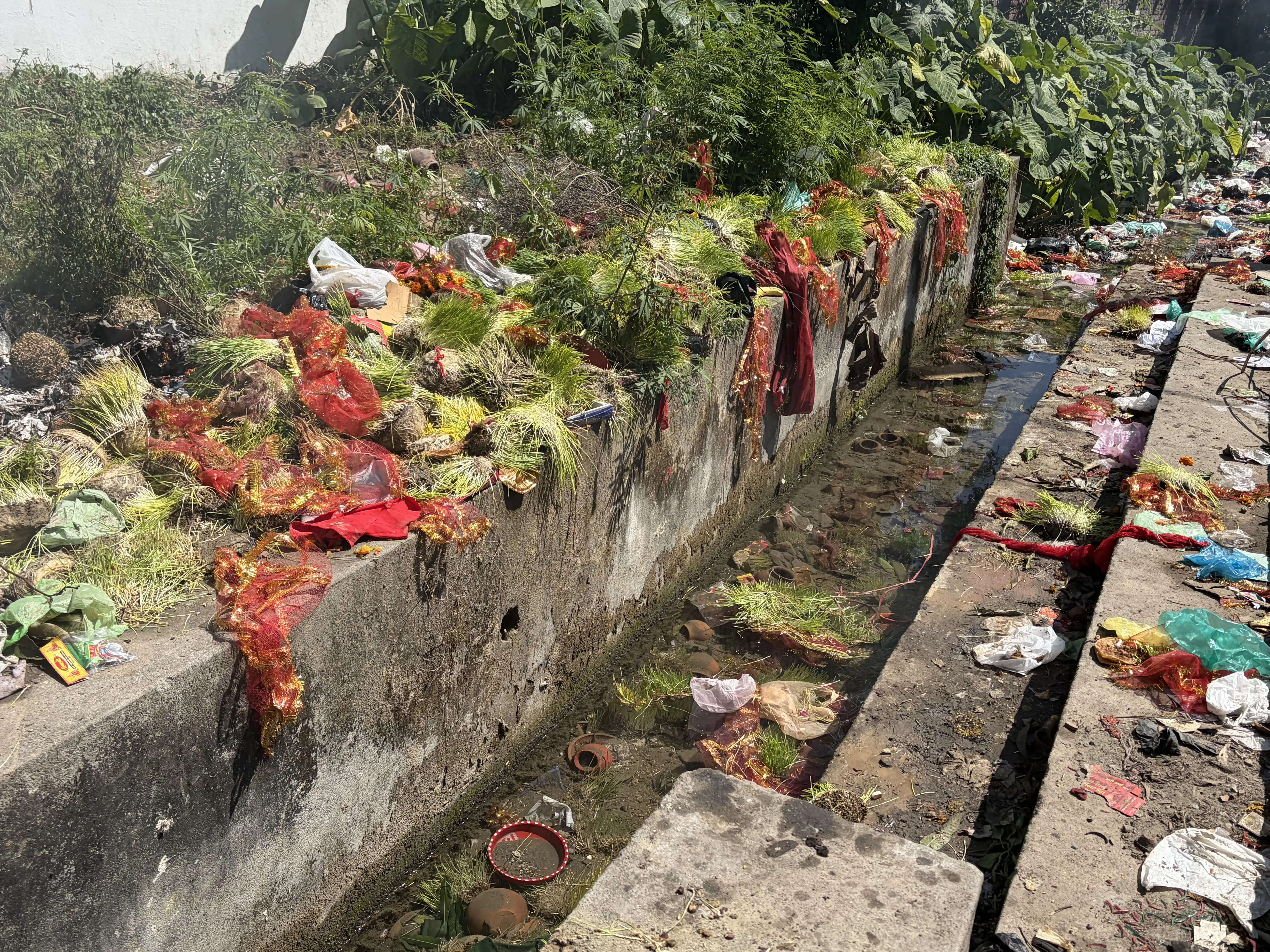 साख विसर्जन पर सूखी नहरें, आस्था को ठेस, महिलाएं भटकीं, गंदे पानी में करना पड़ा विसर्जन