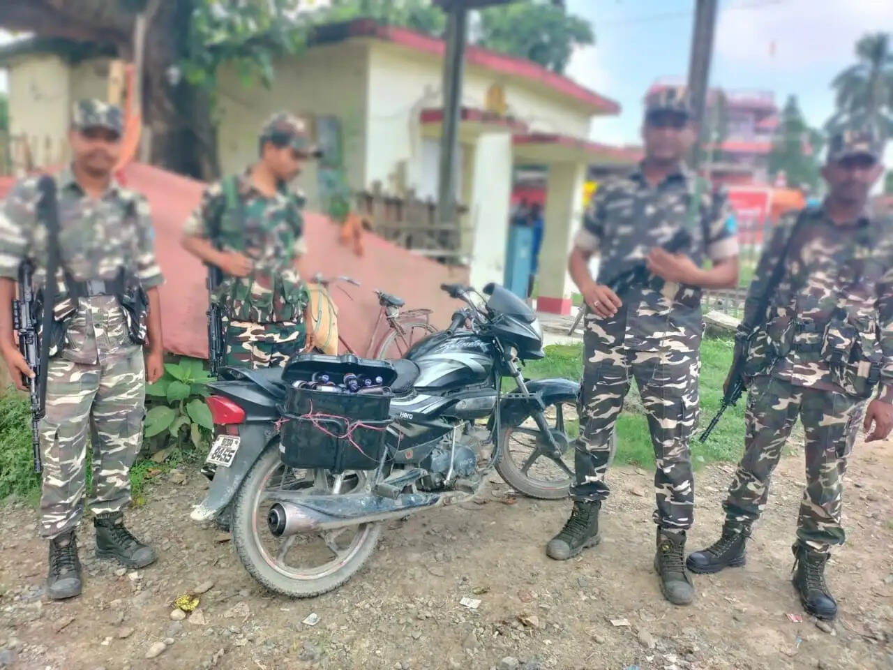 एसएसबी ने प्रतिबंधित कोडीन युक्त कफ सिरप के साथ बाइक किया बरामद,तस्कर फरार