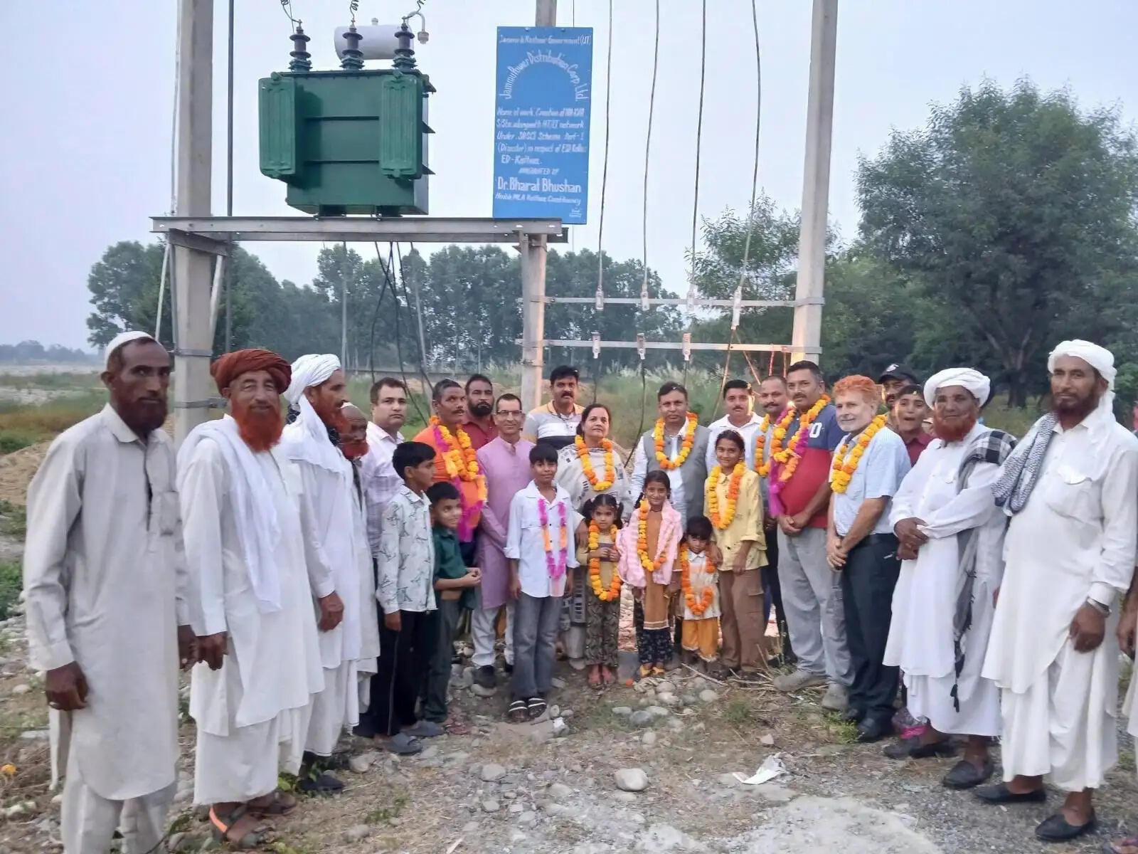 विधायक डॉ. भारत भूषण ने दो ट्रांसफार्मर जनता को समर्पित किए, सावन चक में सुनीं लोगों की समस्याएं