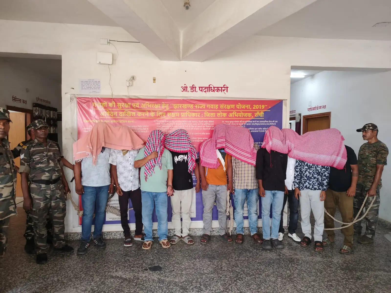 जुआ खेलते दस आरोपित गिरफ्तार